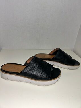 Gentle Souls Lavern Black Pebbled Leather Toe Loop Ring Platform Slide Sandal